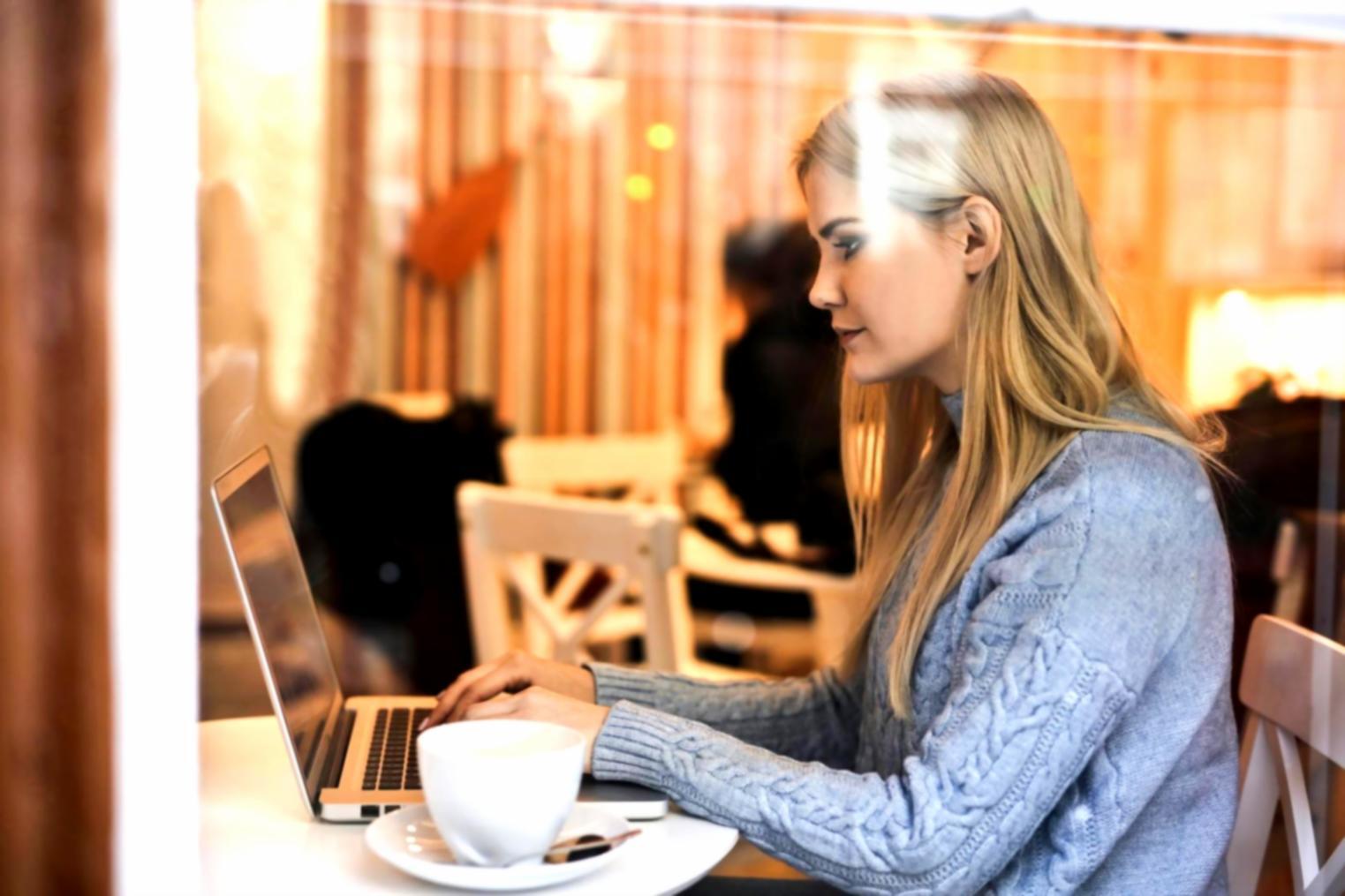 Equipo de instructores revisando contenido